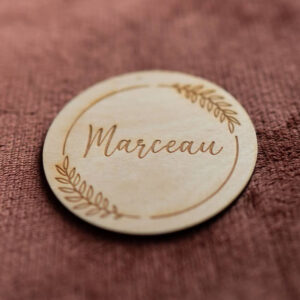 Le prénom du bébé sur un rond en bois